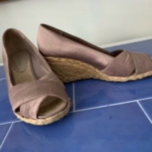 Adrienne Vittadini Shoes - Women's Wedge size 8 Taupe Shoes